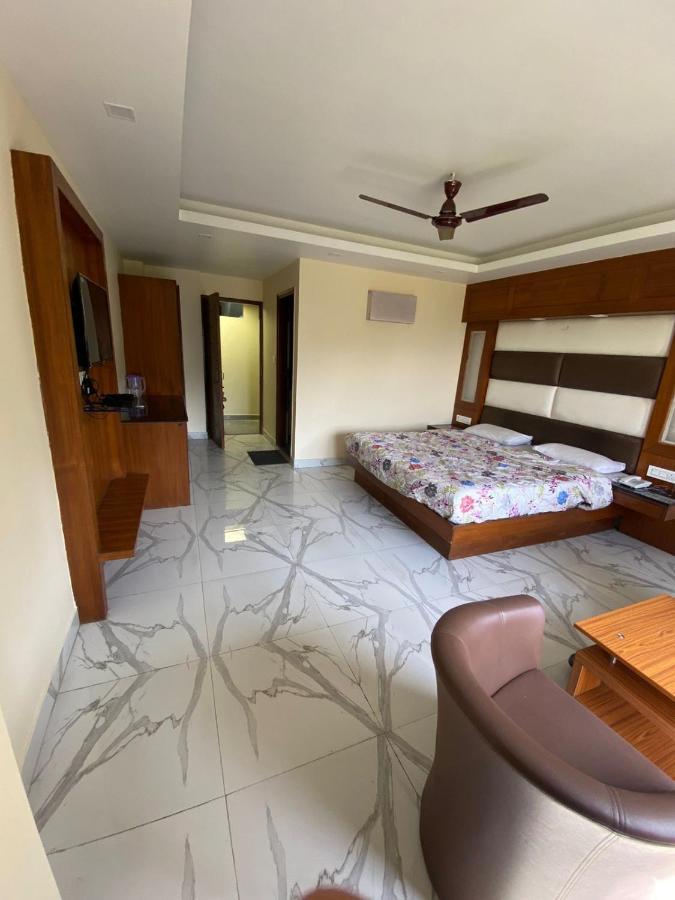 Hotel Woods View Мусори Екстериор снимка