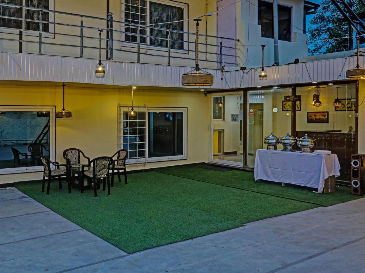 Hotel Woods View Мусори Екстериор снимка
